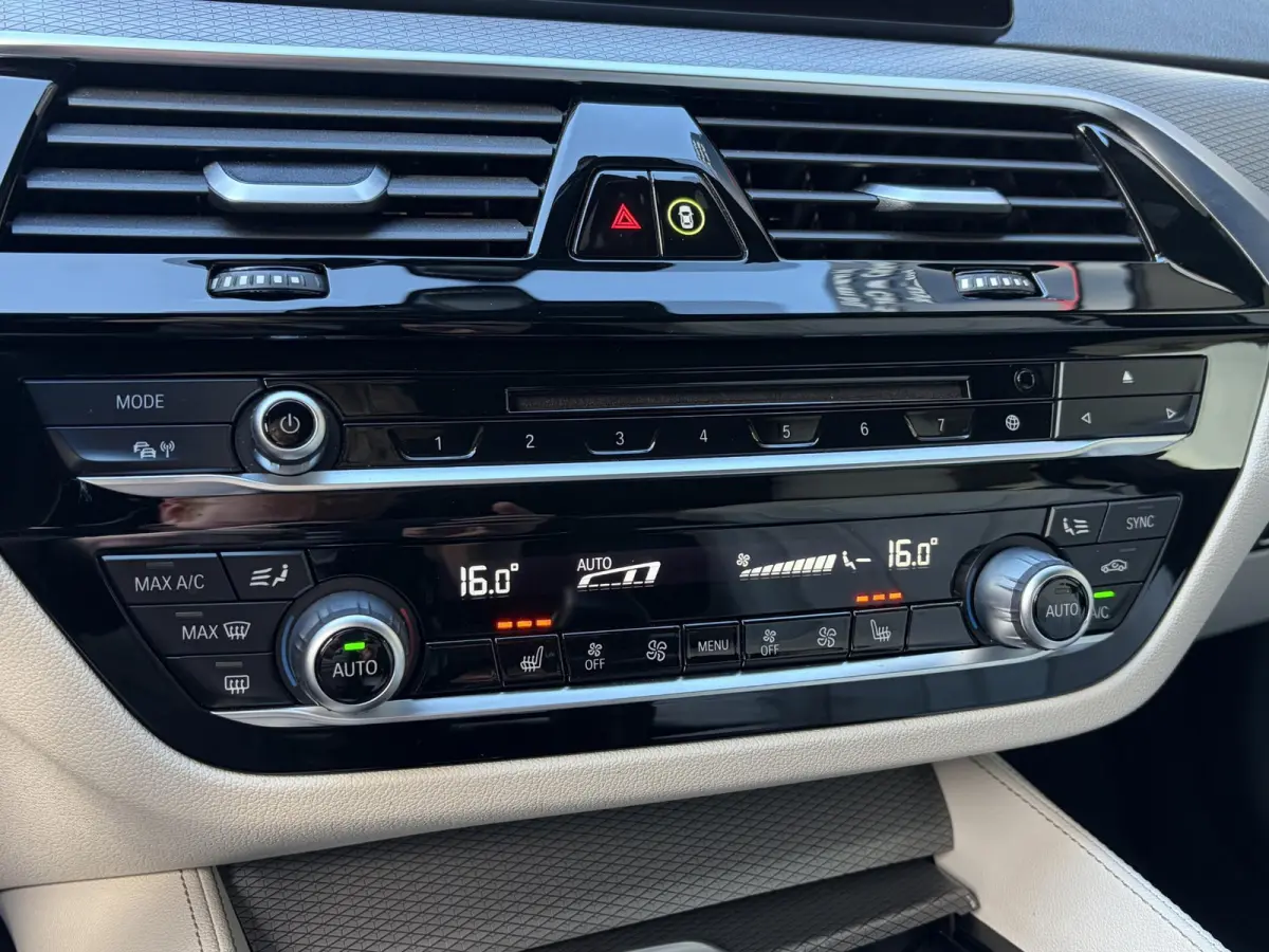 520i High Executive / M-Sport Pakket / Automaat / Dealer-Onderhouden / Head-Up Display / Vol-Lederen Sportstoelen / Elektr.-Verstelbare Stoelen met Geheugen / Elektr.-Wegklapbare Trekhaak / 