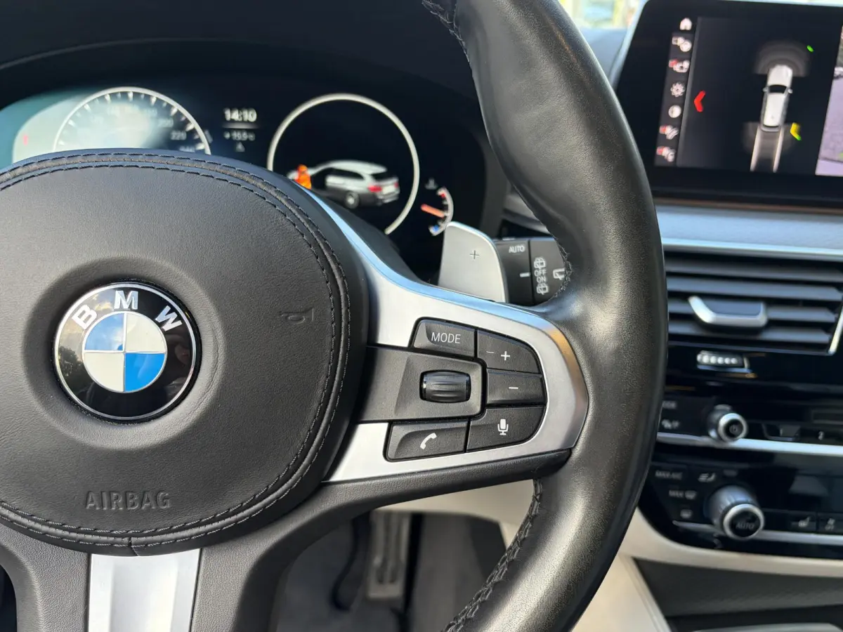 520i High Executive / M-Sport Pakket / Automaat / Dealer-Onderhouden / Head-Up Display / Vol-Lederen Sportstoelen / Elektr.-Verstelbare Stoelen met Geheugen / Elektr.-Wegklapbare Trekhaak / 
