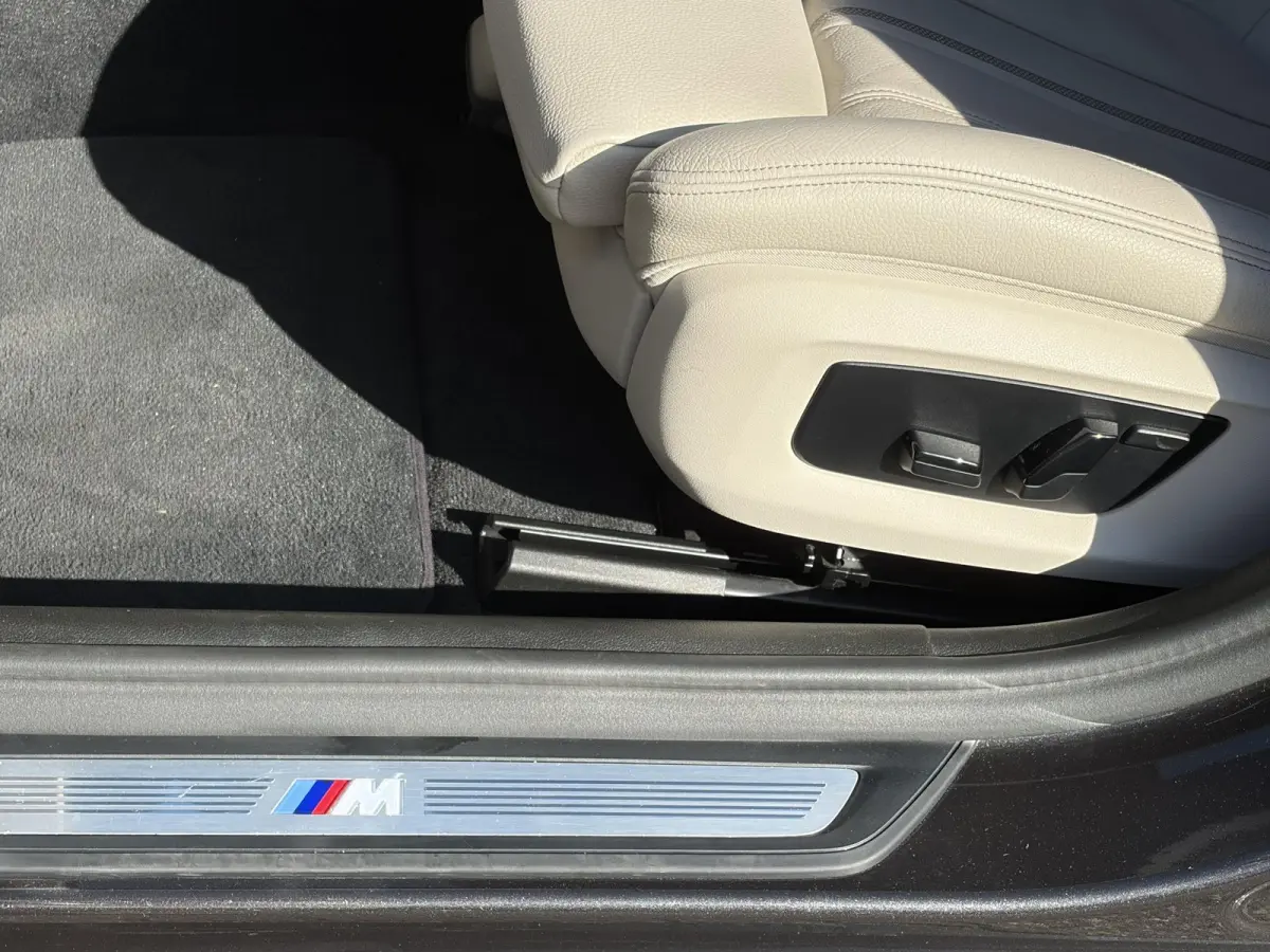 520i High Executive / M-Sport Pakket / Automaat / Dealer-Onderhouden / Head-Up Display / Vol-Lederen Sportstoelen / Elektr.-Verstelbare Stoelen met Geheugen / Elektr.-Wegklapbare Trekhaak / 