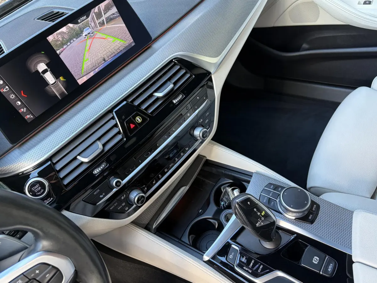520i High Executive / M-Sport Pakket / Automaat / Dealer-Onderhouden / Head-Up Display / Vol-Lederen Sportstoelen / Elektr.-Verstelbare Stoelen met Geheugen / Elektr.-Wegklapbare Trekhaak / 