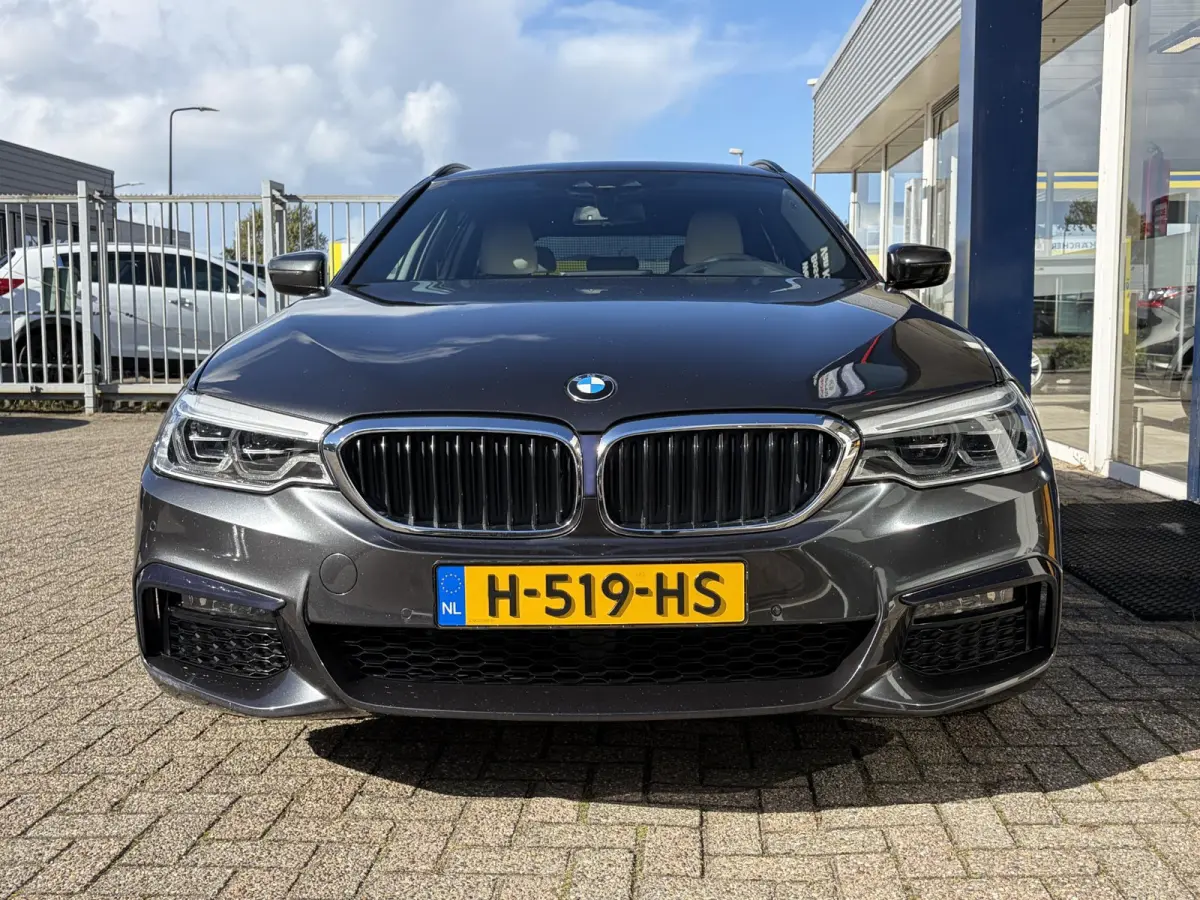 520i High Executive / M-Sport Pakket / Automaat / Dealer-Onderhouden / Head-Up Display / Vol-Lederen Sportstoelen / Elektr.-Verstelbare Stoelen met Geheugen / Elektr.-Wegklapbare Trekhaak / 