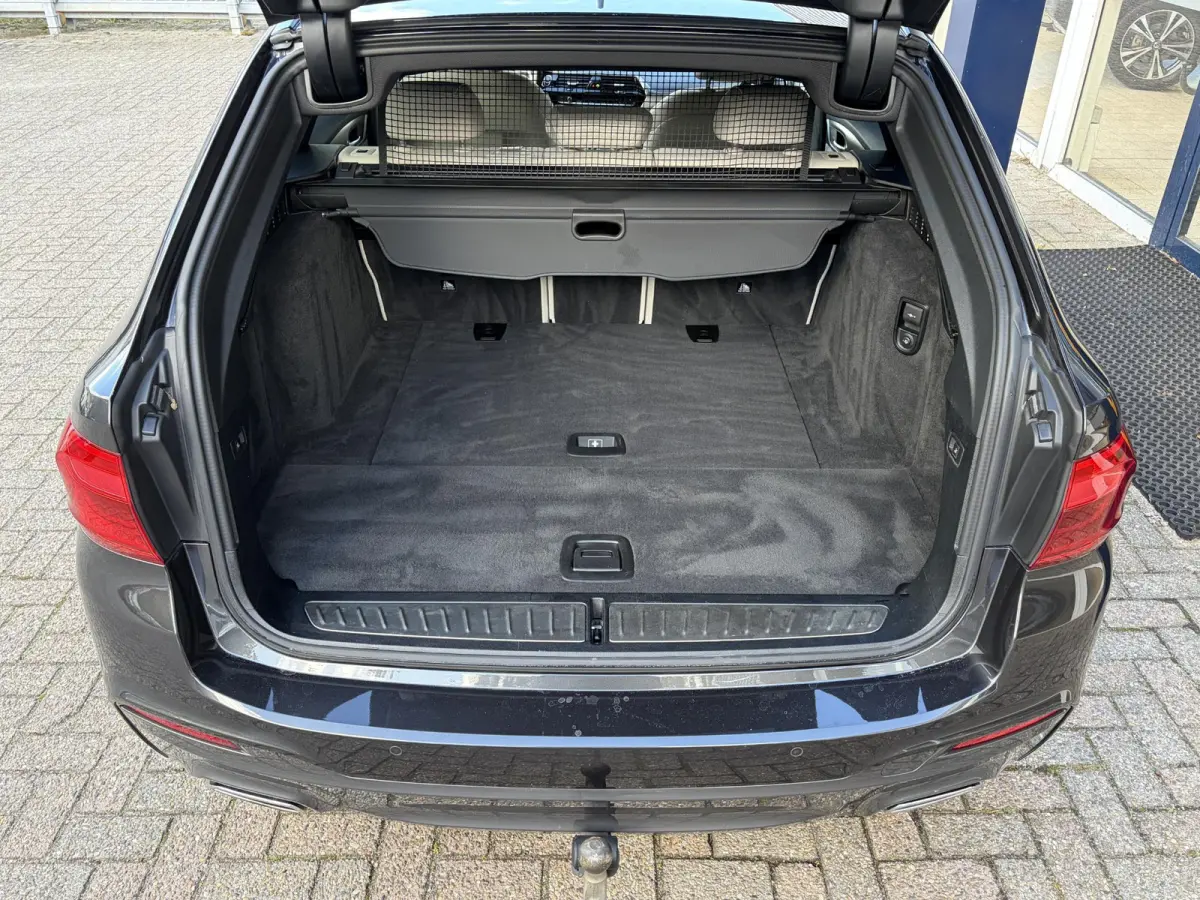 520i High Executive / M-Sport Pakket / Automaat / Dealer-Onderhouden / Head-Up Display / Vol-Lederen Sportstoelen / Elektr.-Verstelbare Stoelen met Geheugen / Elektr.-Wegklapbare Trekhaak / 