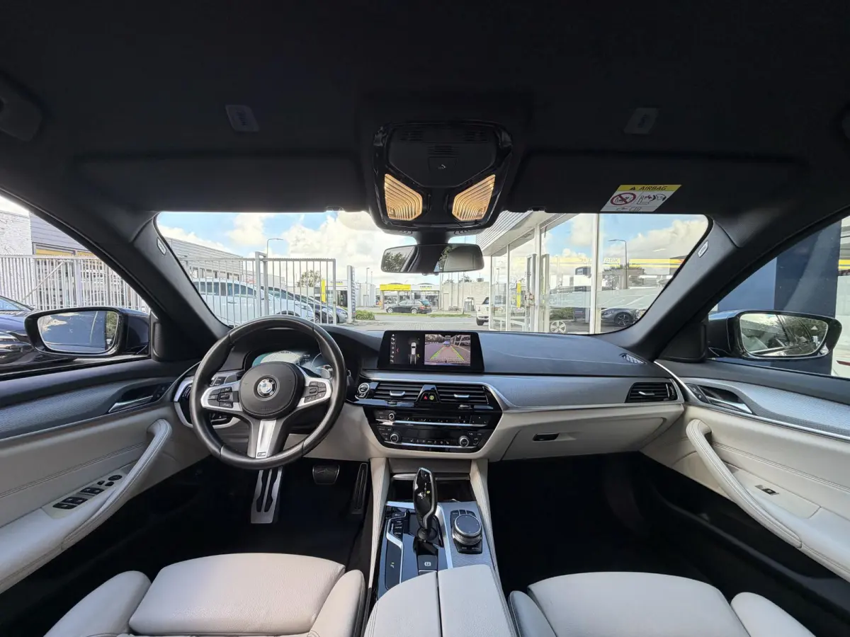 520i High Executive / M-Sport Pakket / Automaat / Dealer-Onderhouden / Head-Up Display / Vol-Lederen Sportstoelen / Elektr.-Verstelbare Stoelen met Geheugen / Elektr.-Wegklapbare Trekhaak / 