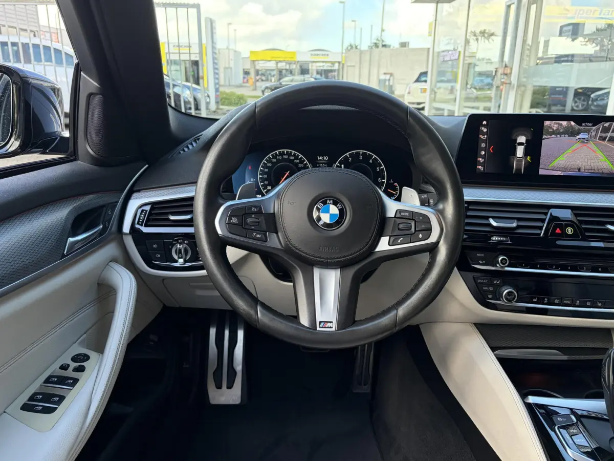 520i High Executive / M-Sport Pakket / Automaat / Dealer-Onderhouden / Head-Up Display / Vol-Lederen Sportstoelen / Elektr.-Verstelbare Stoelen met Geheugen / Elektr.-Wegklapbare Trekhaak / 