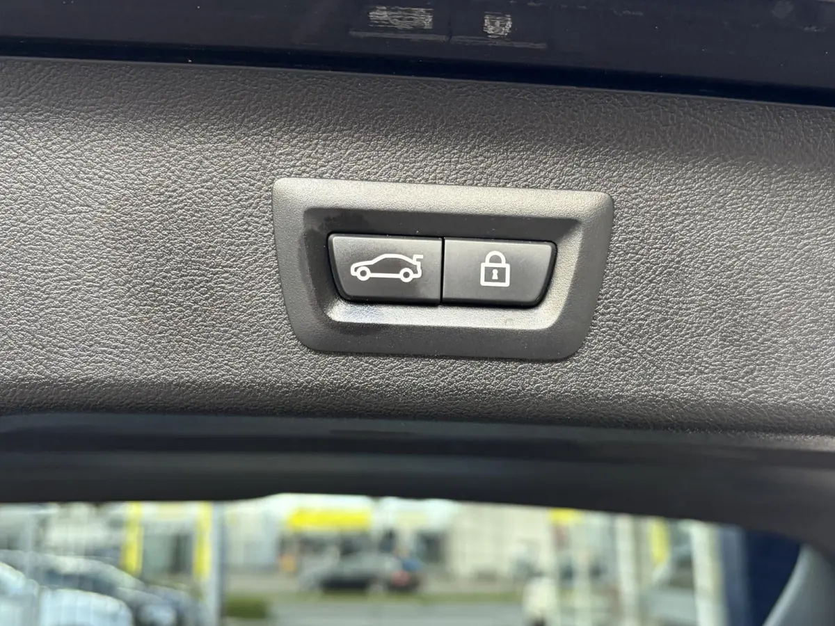 520i High Executive / M-Sport Pakket / Automaat / Dealer-Onderhouden / Head-Up Display / Vol-Lederen Sportstoelen / Elektr.-Verstelbare Stoelen met Geheugen / Elektr.-Wegklapbare Trekhaak / 