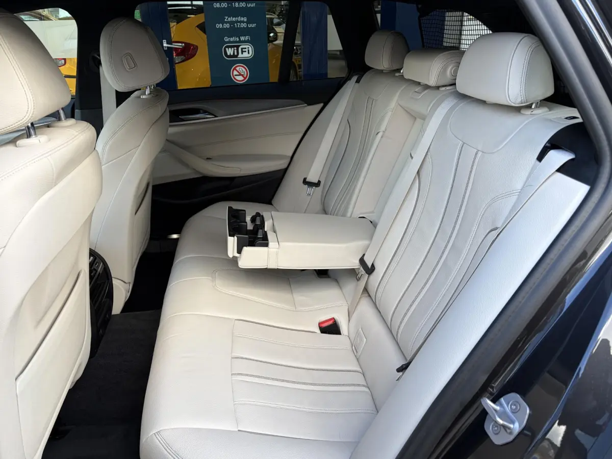 520i High Executive / M-Sport Pakket / Automaat / Dealer-Onderhouden / Head-Up Display / Vol-Lederen Sportstoelen / Elektr.-Verstelbare Stoelen met Geheugen / Elektr.-Wegklapbare Trekhaak / 
