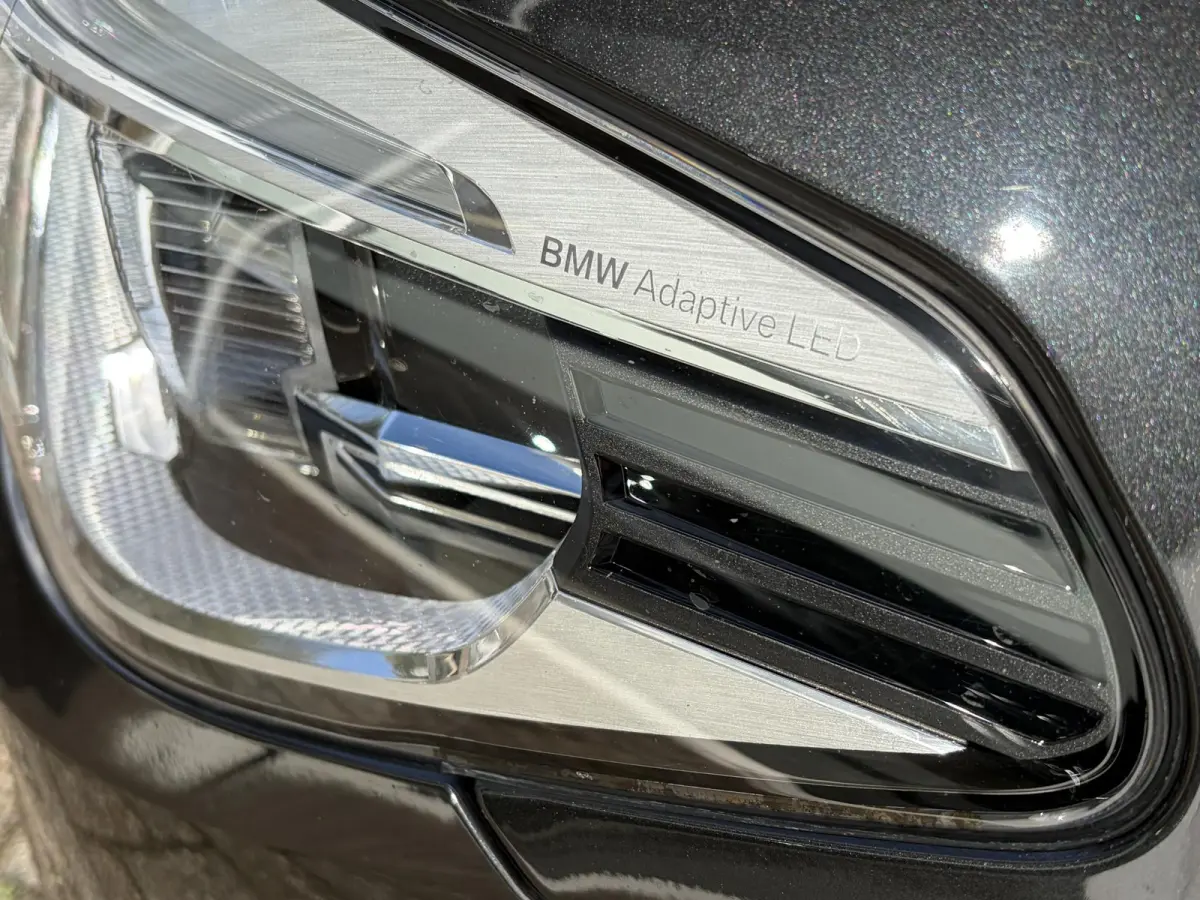 520i High Executive / M-Sport Pakket / Automaat / Dealer-Onderhouden / Head-Up Display / Vol-Lederen Sportstoelen / Elektr.-Verstelbare Stoelen met Geheugen / Elektr.-Wegklapbare Trekhaak / 