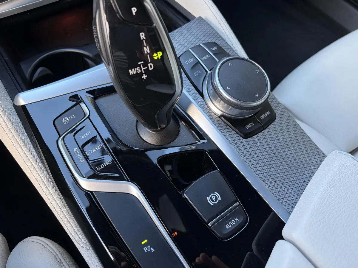 520i High Executive / M-Sport Pakket / Automaat / Dealer-Onderhouden / Head-Up Display / Vol-Lederen Sportstoelen / Elektr.-Verstelbare Stoelen met Geheugen / Elektr.-Wegklapbare Trekhaak / 