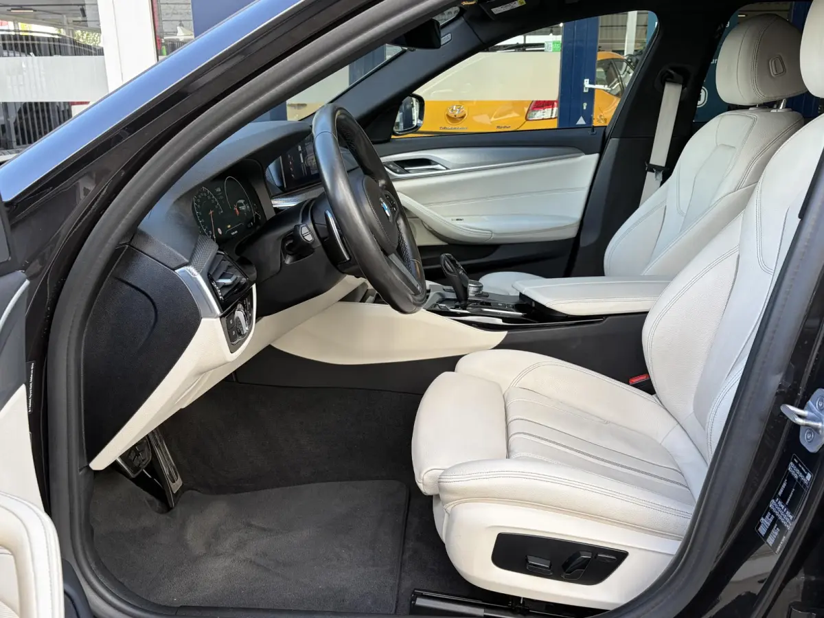 520i High Executive / M-Sport Pakket / Automaat / Dealer-Onderhouden / Head-Up Display / Vol-Lederen Sportstoelen / Elektr.-Verstelbare Stoelen met Geheugen / Elektr.-Wegklapbare Trekhaak / 
