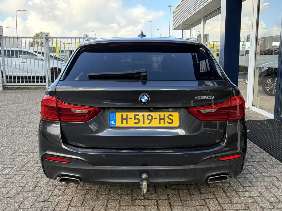 520i High Executive / M-Sport Pakket / Automaat / Dealer-Onderhouden / Head-Up Display / Vol-Lederen Sportstoelen / Elektr.-Verstelbare Stoelen met Geheugen / Elektr.-Wegklapbare Trekhaak / 
