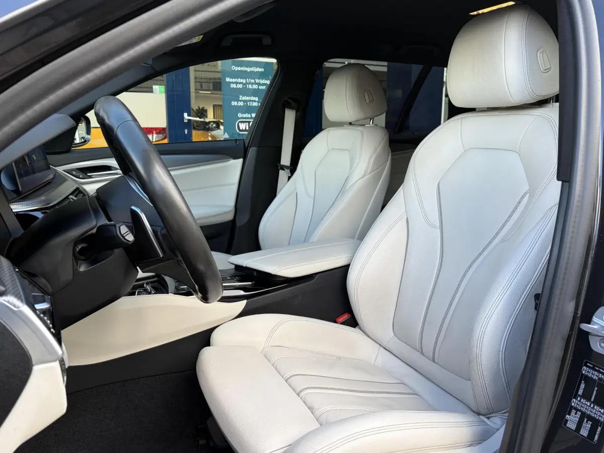 520i High Executive / M-Sport Pakket / Automaat / Dealer-Onderhouden / Head-Up Display / Vol-Lederen Sportstoelen / Elektr.-Verstelbare Stoelen met Geheugen / Elektr.-Wegklapbare Trekhaak / 