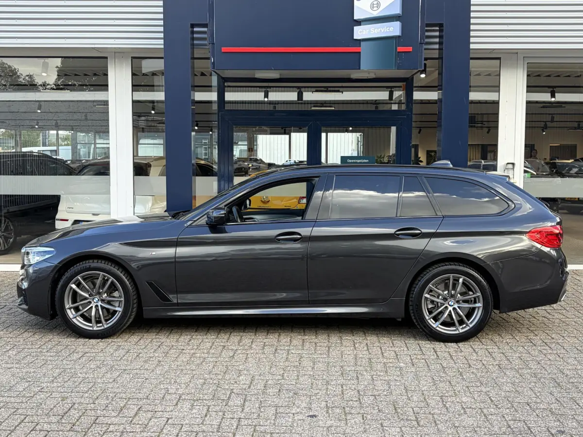 520i High Executive / M-Sport Pakket / Automaat / Dealer-Onderhouden / Head-Up Display / Vol-Lederen Sportstoelen / Elektr.-Verstelbare Stoelen met Geheugen / Elektr.-Wegklapbare Trekhaak / 