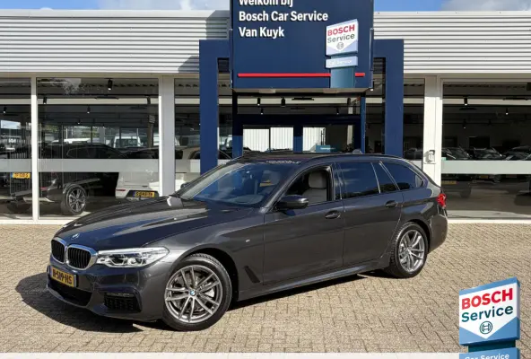520i High Executive / M-Sport Pakket / Automaat / Dealer-Onderhouden / Head-Up Display / Vol-Lederen Sportstoelen / Elektr.-Verstelbare Stoelen met Geheugen / Elektr.-Wegklapbare Trekhaak / 