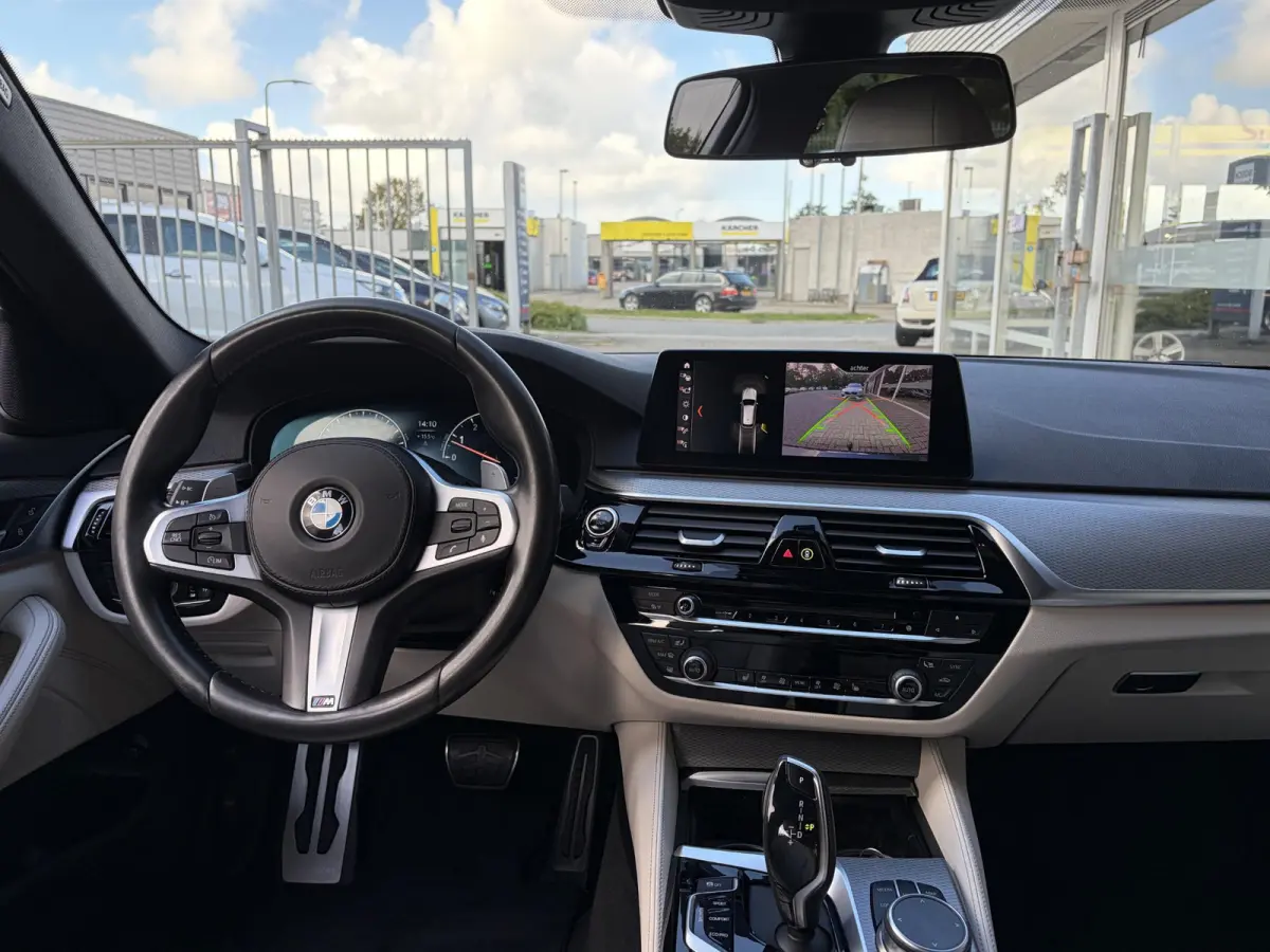 520i High Executive / M-Sport Pakket / Automaat / Dealer-Onderhouden / Head-Up Display / Vol-Lederen Sportstoelen / Elektr.-Verstelbare Stoelen met Geheugen / Elektr.-Wegklapbare Trekhaak / 
