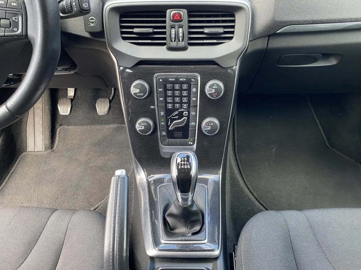 2.0 T2 Kinetic / NL-Auto / Dealer-Onderhouden / Digitale Cockpit / High Performance Audio / Radio-Bluetooth / Navi / Cruise-Control / Climate-Control / ELKTR-pakket / PDC Achter / Diffuser A
