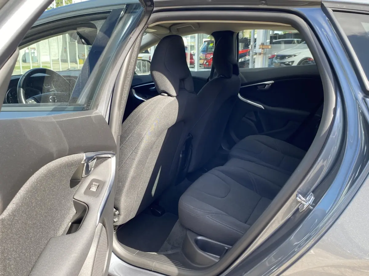 2.0 T2 Kinetic / NL-Auto / Dealer-Onderhouden / Digitale Cockpit / High Performance Audio / Radio-Bluetooth / Navi / Cruise-Control / Climate-Control / ELKTR-pakket / PDC Achter / Diffuser A