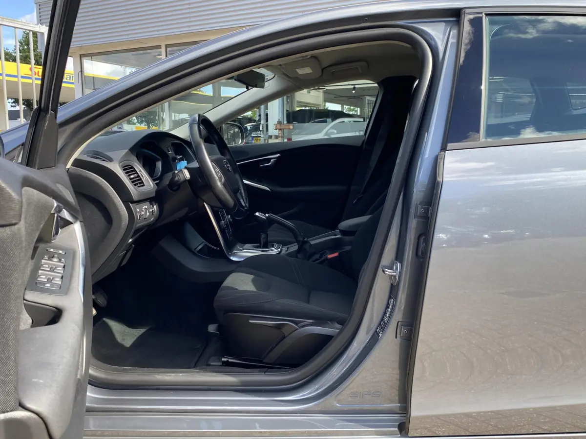 2.0 T2 Kinetic / NL-Auto / Dealer-Onderhouden / Digitale Cockpit / High Performance Audio / Radio-Bluetooth / Navi / Cruise-Control / Climate-Control / ELKTR-pakket / PDC Achter / Diffuser A