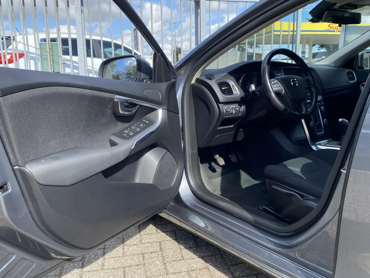 2.0 T2 Kinetic / NL-Auto / Dealer-Onderhouden / Digitale Cockpit / High Performance Audio / Radio-Bluetooth / Navi / Cruise-Control / Climate-Control / ELKTR-pakket / PDC Achter / Diffuser A