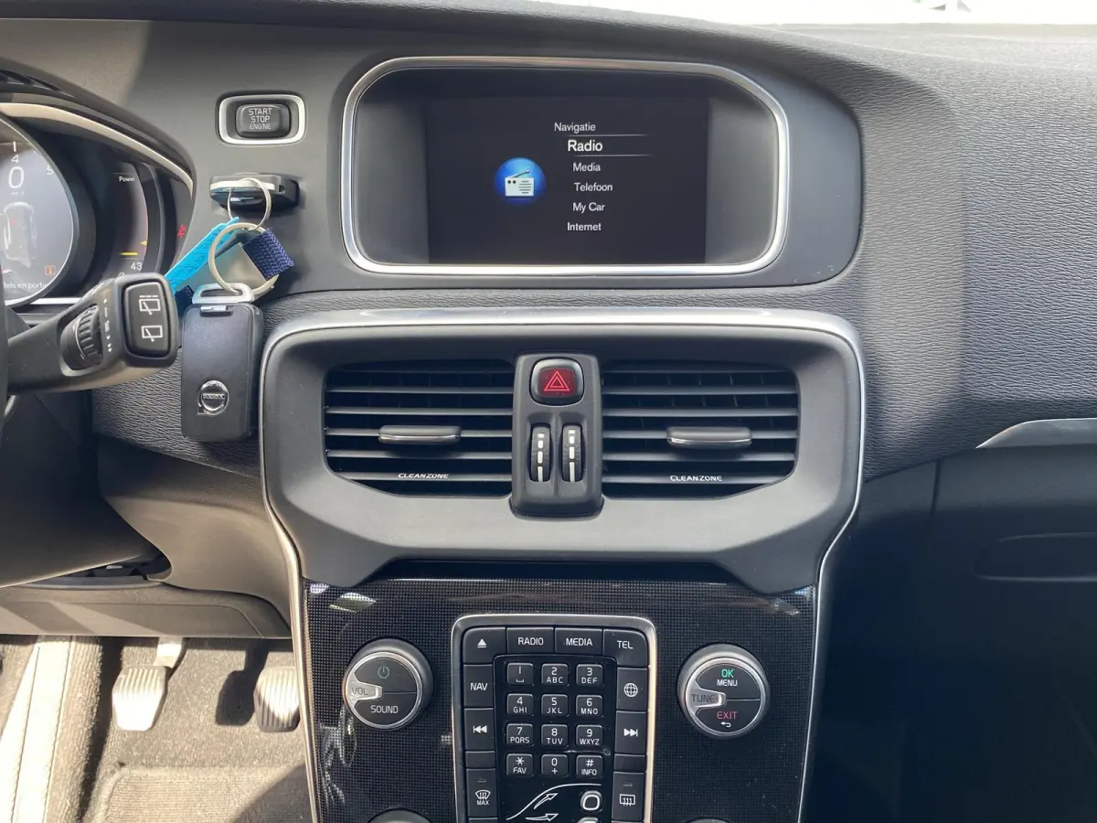2.0 T2 Kinetic / NL-Auto / Dealer-Onderhouden / Digitale Cockpit / High Performance Audio / Radio-Bluetooth / Navi / Cruise-Control / Climate-Control / ELKTR-pakket / PDC Achter / Diffuser A