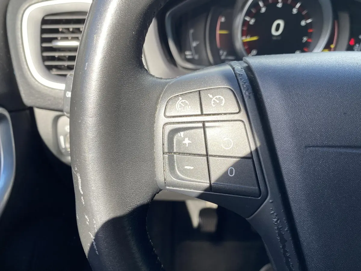 2.0 T2 Kinetic / NL-Auto / Dealer-Onderhouden / Digitale Cockpit / High Performance Audio / Radio-Bluetooth / Navi / Cruise-Control / Climate-Control / ELKTR-pakket / PDC Achter / Diffuser A