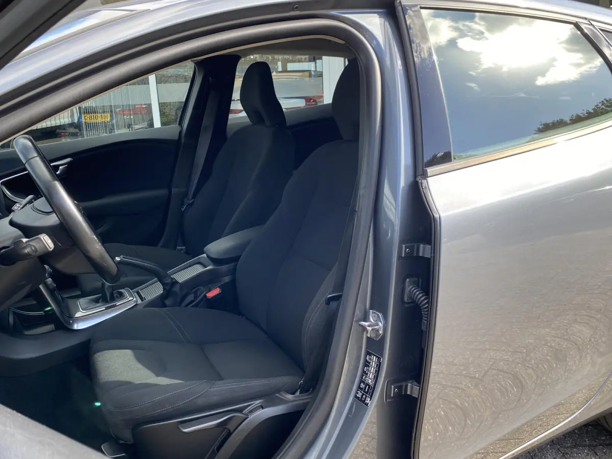 2.0 T2 Kinetic / NL-Auto / Dealer-Onderhouden / Digitale Cockpit / High Performance Audio / Radio-Bluetooth / Navi / Cruise-Control / Climate-Control / ELKTR-pakket / PDC Achter / Diffuser A