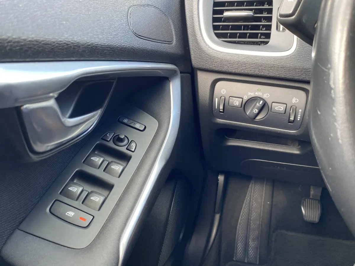 2.0 T2 Kinetic / NL-Auto / Dealer-Onderhouden / Digitale Cockpit / High Performance Audio / Radio-Bluetooth / Navi / Cruise-Control / Climate-Control / ELKTR-pakket / PDC Achter / Diffuser A