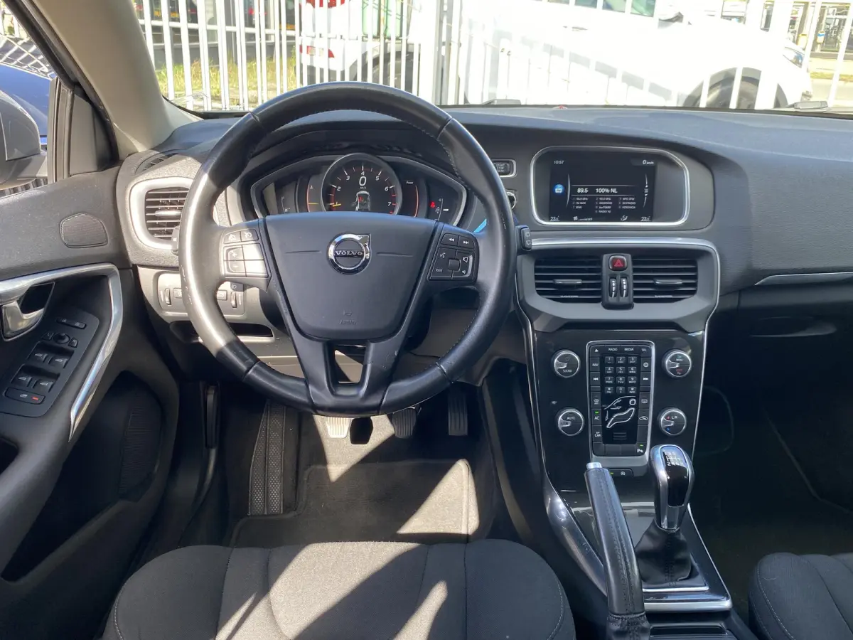 2.0 T2 Kinetic / NL-Auto / Dealer-Onderhouden / Digitale Cockpit / High Performance Audio / Radio-Bluetooth / Navi / Cruise-Control / Climate-Control / ELKTR-pakket / PDC Achter / Diffuser A
