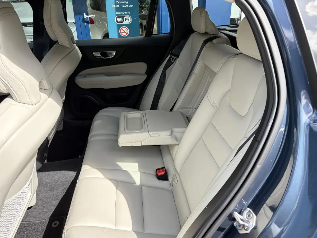 2.0 D4 AWD Intro Edition / Polestar-Engineered / Automaat / NL-Auto / Dealer-Onderhouden / Vol-Leder / Stoelverwarming V+A / Stuurverwarming / Adaptieve Cruise-Control / Elektr.-Wegklapbare 