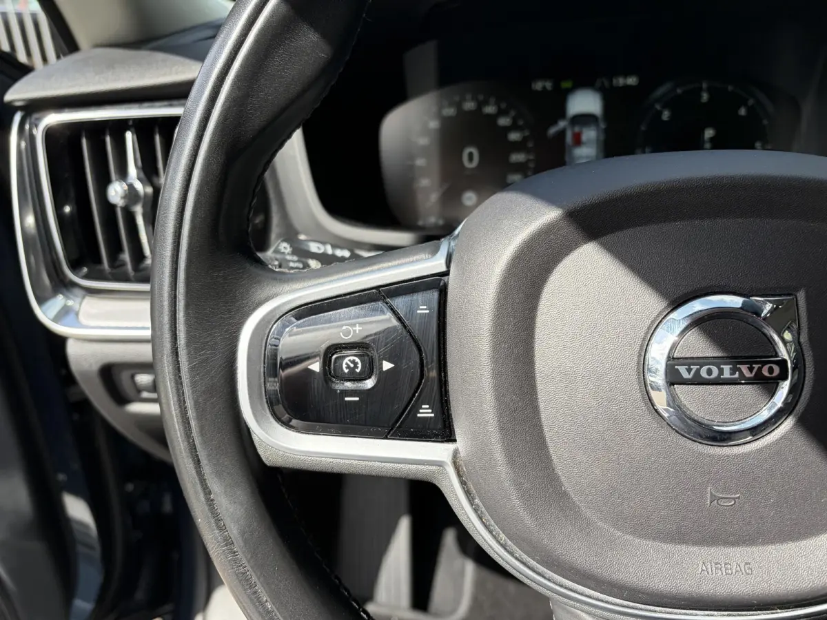 2.0 D4 AWD Intro Edition / Polestar-Engineered / Automaat / NL-Auto / Dealer-Onderhouden / Vol-Leder / Stoelverwarming V+A / Stuurverwarming / Adaptieve Cruise-Control / Elektr.-Wegklapbare 