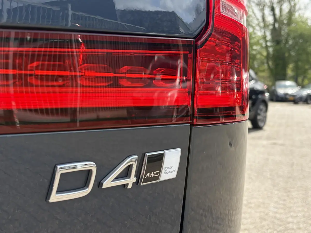 2.0 D4 AWD Intro Edition / Polestar-Engineered / Automaat / NL-Auto / Dealer-Onderhouden / Vol-Leder / Stoelverwarming V+A / Stuurverwarming / Adaptieve Cruise-Control / Elektr.-Wegklapbare 