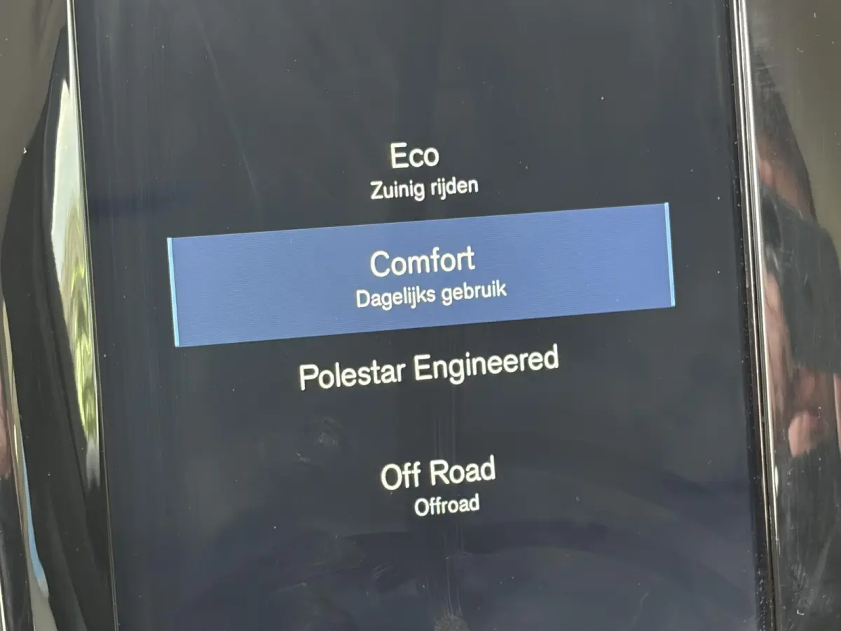 2.0 D4 AWD Intro Edition / Polestar-Engineered / Automaat / NL-Auto / Dealer-Onderhouden / Vol-Leder / Stoelverwarming V+A / Stuurverwarming / Adaptieve Cruise-Control / Elektr.-Wegklapbare 