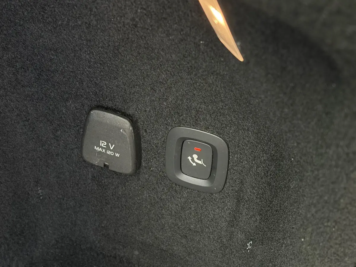 2.0 D4 AWD Intro Edition / Polestar-Engineered / Automaat / NL-Auto / Dealer-Onderhouden / Vol-Leder / Stoelverwarming V+A / Stuurverwarming / Adaptieve Cruise-Control / Elektr.-Wegklapbare 