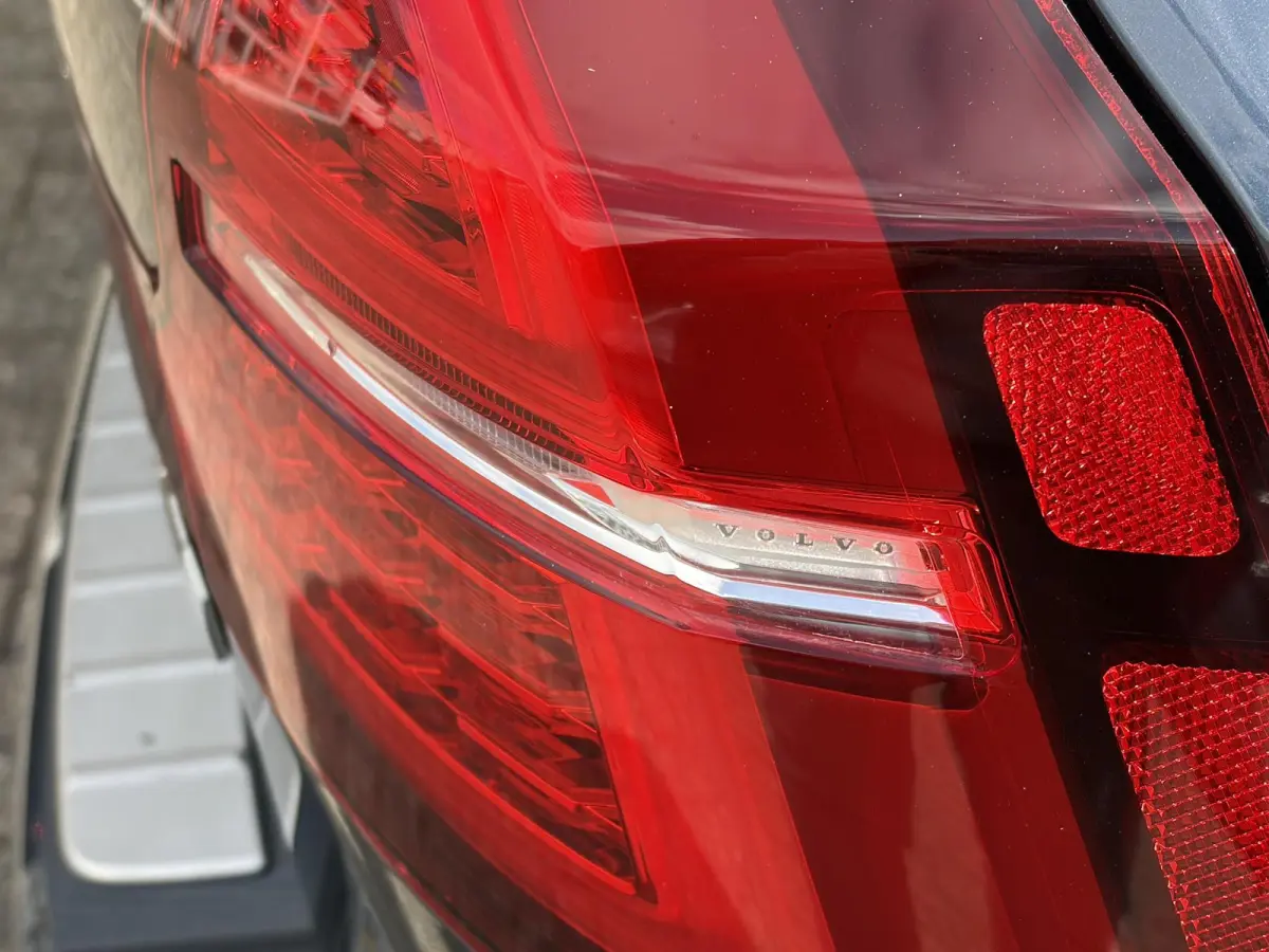 2.0 D4 AWD Intro Edition / Polestar-Engineered / Automaat / NL-Auto / Dealer-Onderhouden / Vol-Leder / Stoelverwarming V+A / Stuurverwarming / Adaptieve Cruise-Control / Elektr.-Wegklapbare 