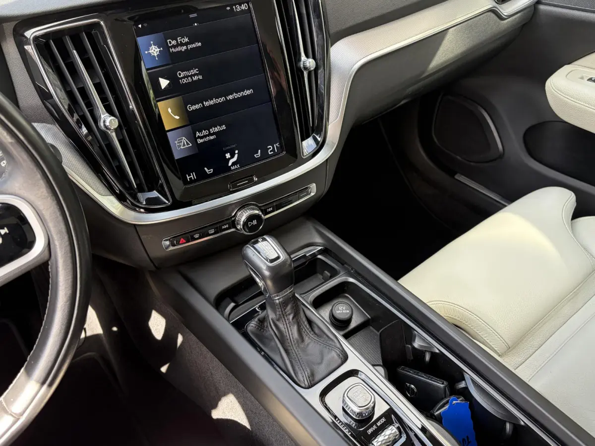 2.0 D4 AWD Intro Edition / Polestar-Engineered / Automaat / NL-Auto / Dealer-Onderhouden / Vol-Leder / Stoelverwarming V+A / Stuurverwarming / Adaptieve Cruise-Control / Elektr.-Wegklapbare 
