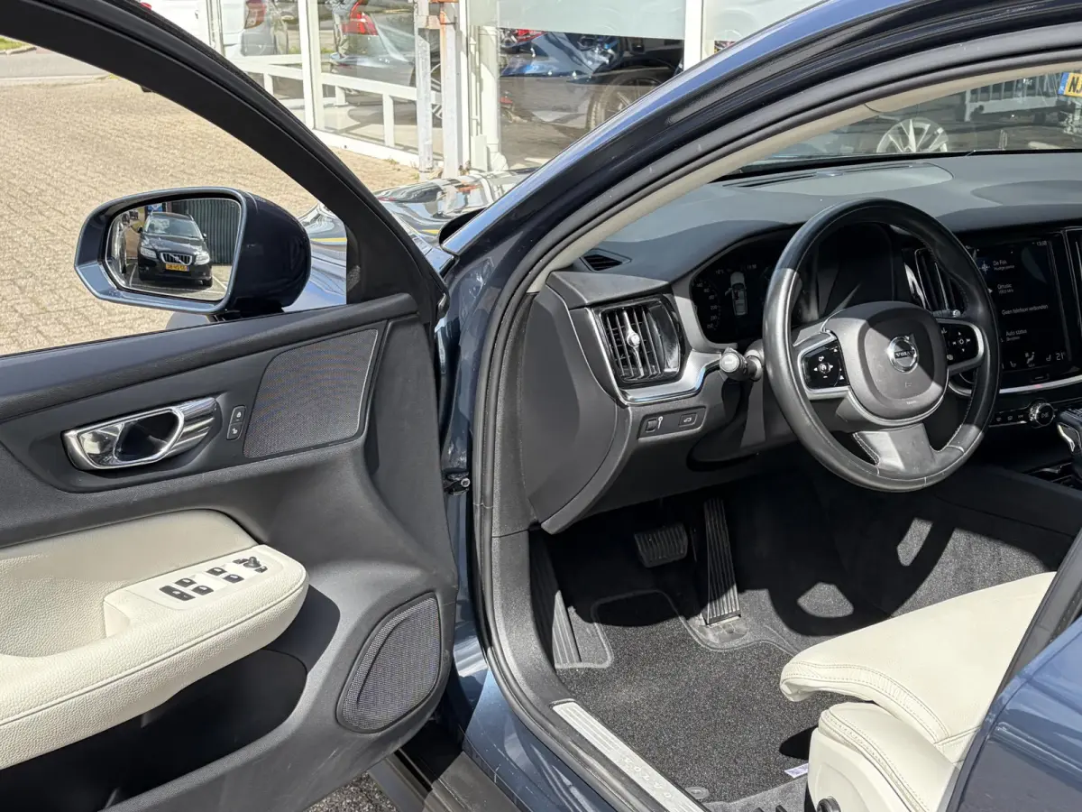 2.0 D4 AWD Intro Edition / Polestar-Engineered / Automaat / NL-Auto / Dealer-Onderhouden / Vol-Leder / Stoelverwarming V+A / Stuurverwarming / Adaptieve Cruise-Control / Elektr.-Wegklapbare 