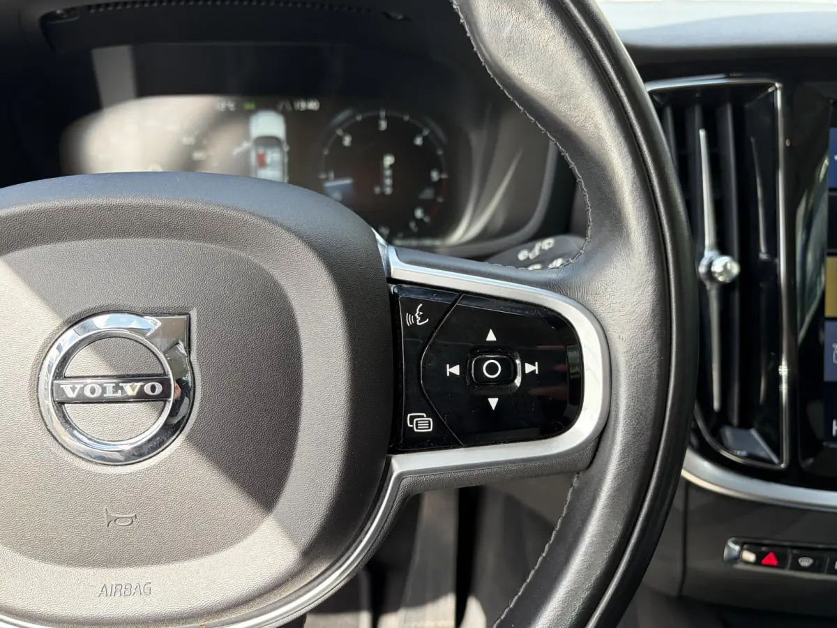 2.0 D4 AWD Intro Edition / Polestar-Engineered / Automaat / NL-Auto / Dealer-Onderhouden / Vol-Leder / Stoelverwarming V+A / Stuurverwarming / Adaptieve Cruise-Control / Elektr.-Wegklapbare 