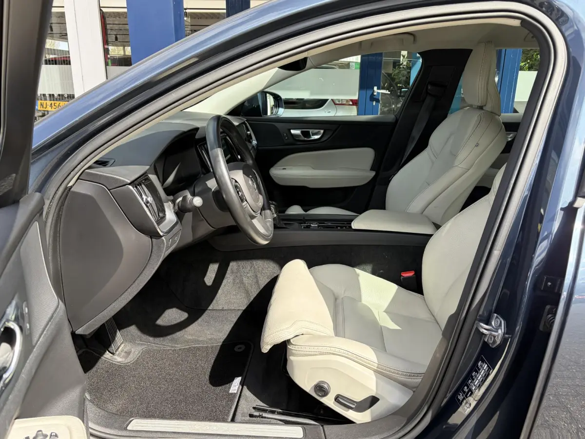 2.0 D4 AWD Intro Edition / Polestar-Engineered / Automaat / NL-Auto / Dealer-Onderhouden / Vol-Leder / Stoelverwarming V+A / Stuurverwarming / Adaptieve Cruise-Control / Elektr.-Wegklapbare 