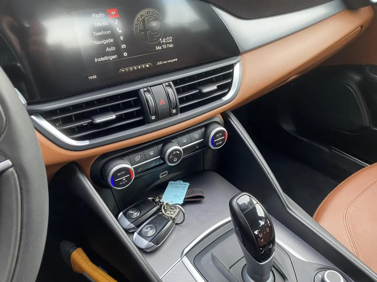 2.0 T Q4 AWD Veloce / 280 Pk / NL-Auto / 1e-Eigenaar / Vol-Leder / Stuur-/Stoelverwarming / Elektr.-Stoelen met Geheugen / Flippers / Cruise-Control / Climate-Control / DAB Radio-Bluetooth /