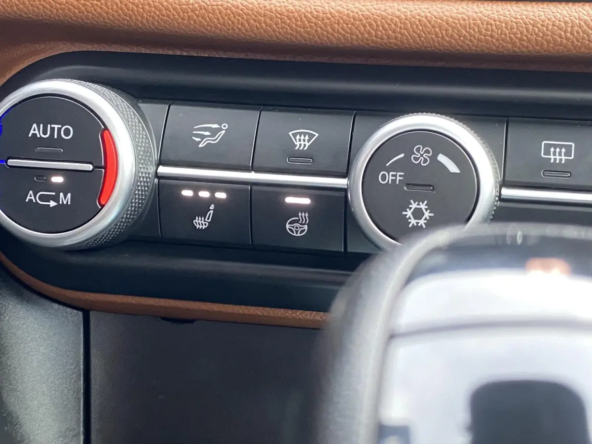 2.0 T Q4 AWD Veloce / 280 Pk / NL-Auto / 1e-Eigenaar / Vol-Leder / Stuur-/Stoelverwarming / Elektr.-Stoelen met Geheugen / Flippers / Cruise-Control / Climate-Control / DAB Radio-Bluetooth /