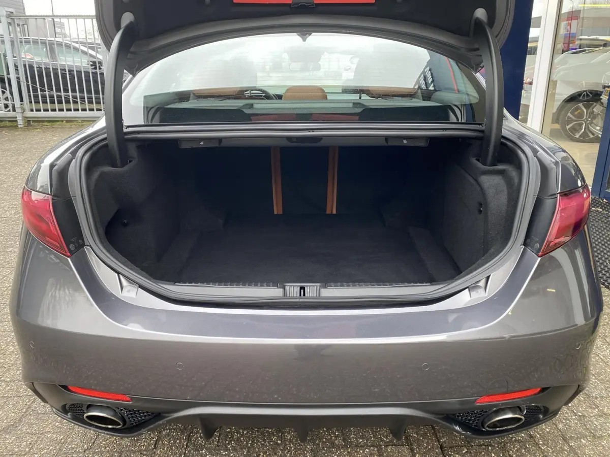 2.0 T Q4 AWD Veloce / 280 Pk / NL-Auto / 1e-Eigenaar / Vol-Leder / Stuur-/Stoelverwarming / Elektr.-Stoelen met Geheugen / Flippers / Cruise-Control / Climate-Control / DAB Radio-Bluetooth /