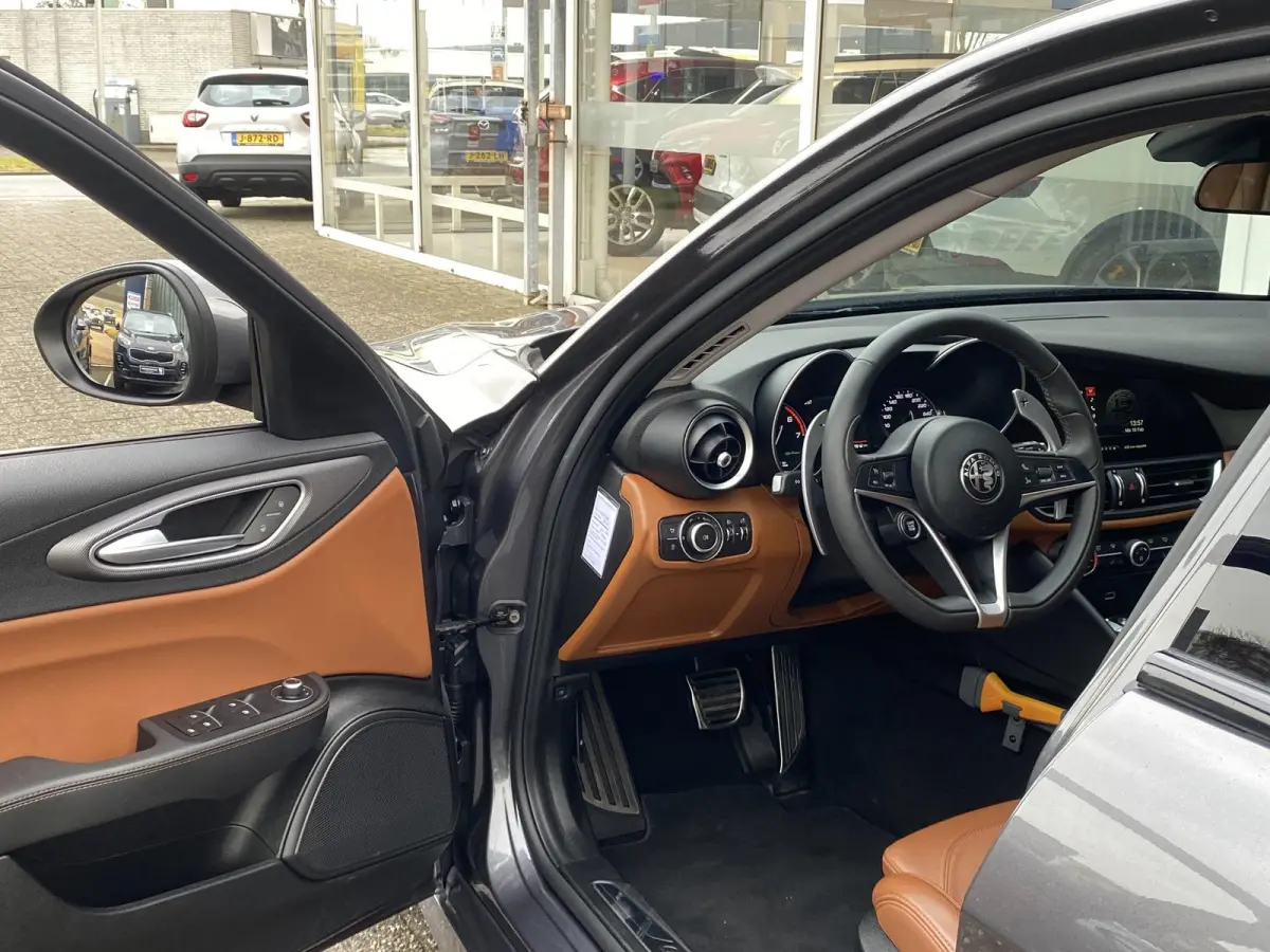 2.0 T Q4 AWD Veloce / 280 Pk / NL-Auto / 1e-Eigenaar / Vol-Leder / Stuur-/Stoelverwarming / Elektr.-Stoelen met Geheugen / Flippers / Cruise-Control / Climate-Control / DAB Radio-Bluetooth /