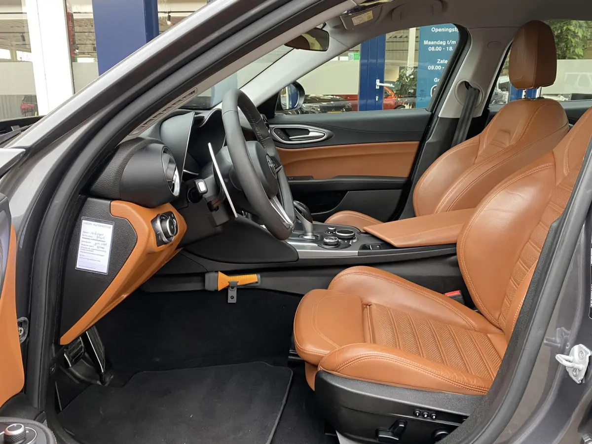 2.0 T Q4 AWD Veloce / 280 Pk / NL-Auto / 1e-Eigenaar / Vol-Leder / Stuur-/Stoelverwarming / Elektr.-Stoelen met Geheugen / Flippers / Cruise-Control / Climate-Control / DAB Radio-Bluetooth /