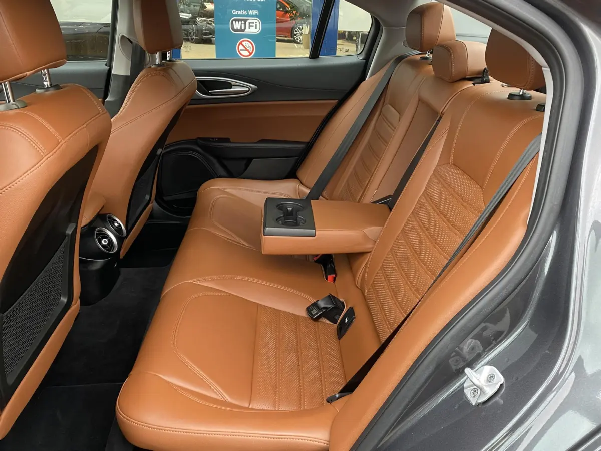 2.0 T Q4 AWD Veloce / 280 Pk / NL-Auto / 1e-Eigenaar / Vol-Leder / Stuur-/Stoelverwarming / Elektr.-Stoelen met Geheugen / Flippers / Cruise-Control / Climate-Control / DAB Radio-Bluetooth /