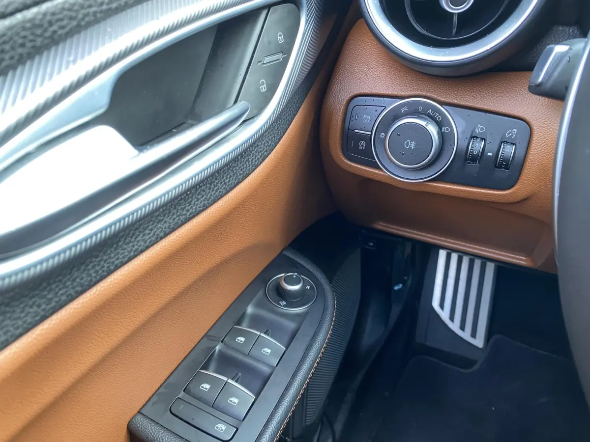 2.0 T Q4 AWD Veloce / 280 Pk / NL-Auto / 1e-Eigenaar / Vol-Leder / Stuur-/Stoelverwarming / Elektr.-Stoelen met Geheugen / Flippers / Cruise-Control / Climate-Control / DAB Radio-Bluetooth /