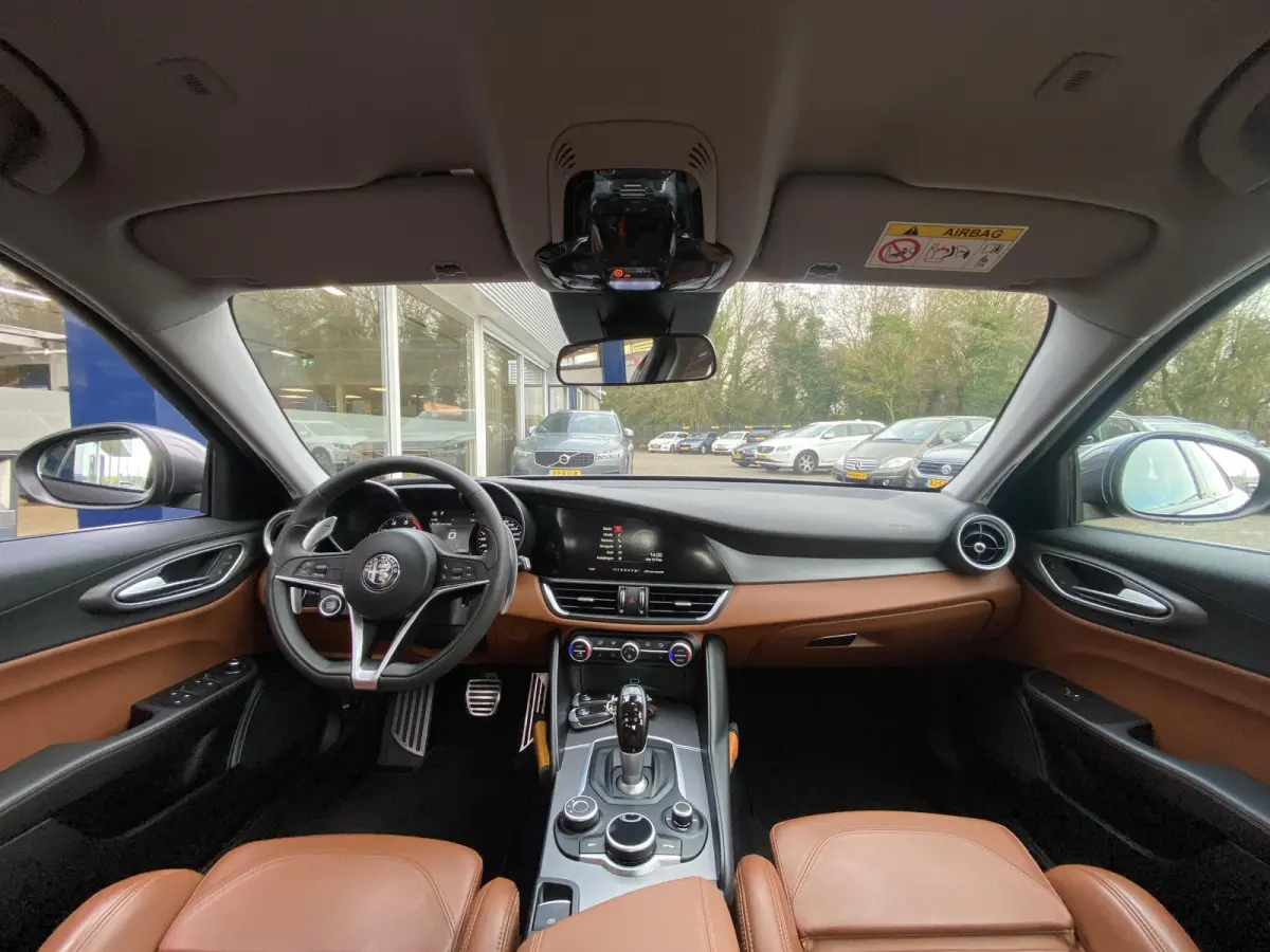 2.0 T Q4 AWD Veloce / 280 Pk / NL-Auto / 1e-Eigenaar / Vol-Leder / Stuur-/Stoelverwarming / Elektr.-Stoelen met Geheugen / Flippers / Cruise-Control / Climate-Control / DAB Radio-Bluetooth /