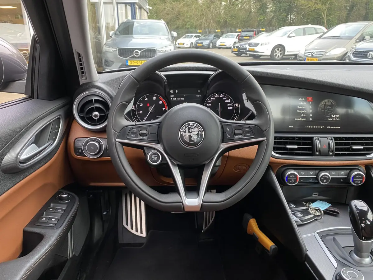 2.0 T Q4 AWD Veloce / 280 Pk / NL-Auto / 1e-Eigenaar / Vol-Leder / Stuur-/Stoelverwarming / Elektr.-Stoelen met Geheugen / Flippers / Cruise-Control / Climate-Control / DAB Radio-Bluetooth /