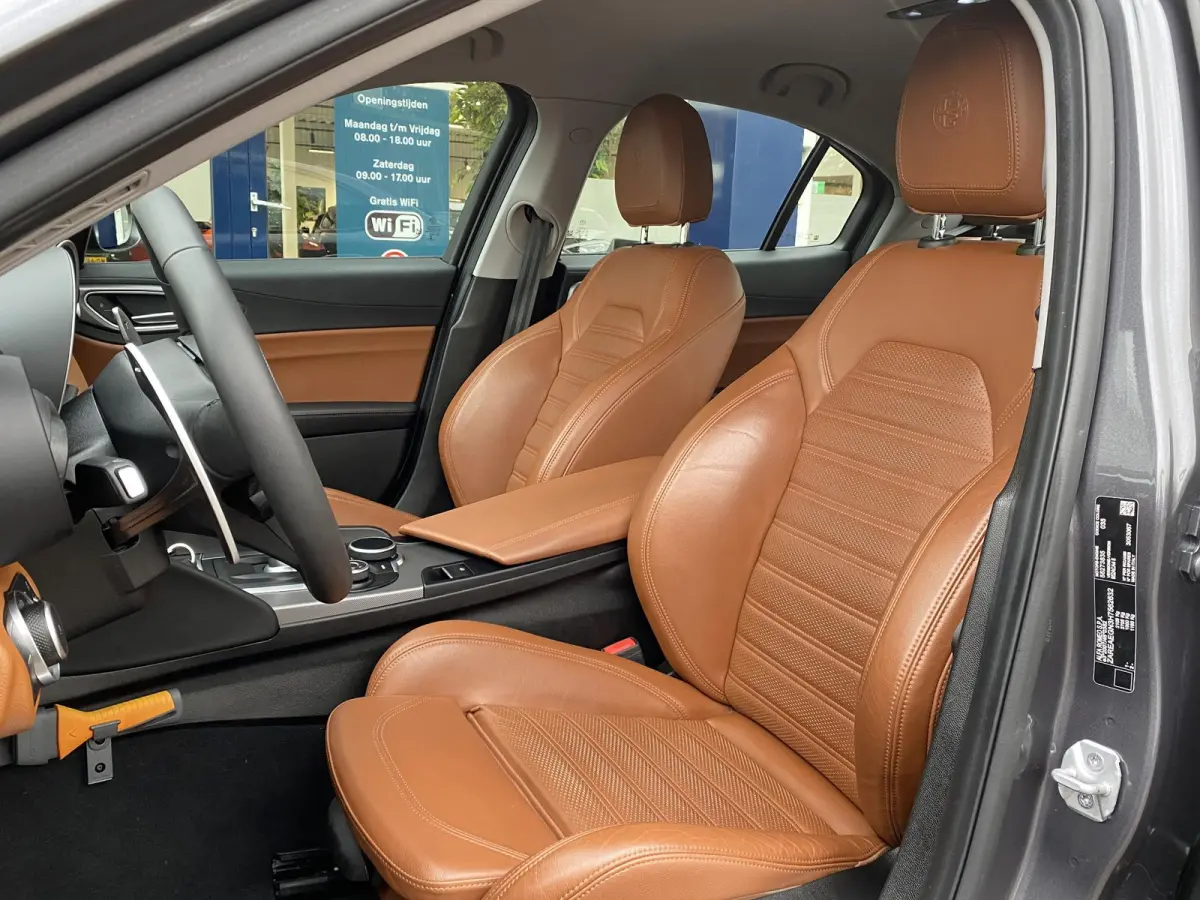 2.0 T Q4 AWD Veloce / 280 Pk / NL-Auto / 1e-Eigenaar / Vol-Leder / Stuur-/Stoelverwarming / Elektr.-Stoelen met Geheugen / Flippers / Cruise-Control / Climate-Control / DAB Radio-Bluetooth /