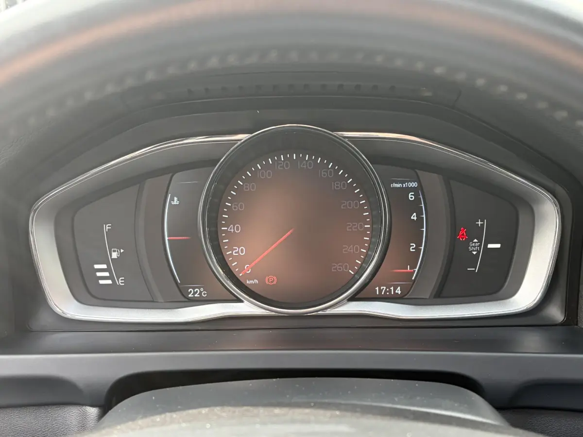 2.0 T4 Nordic+ / Luxury / NL-Auto / Dealer-Onderhouden / Vol-Leder / Schuif-Kanteldak / Standkachel / Xenon / Elektr.-Stoelen met Geheugen / Radio-Bluetooth / Navi / Camera / Stoelverwarming