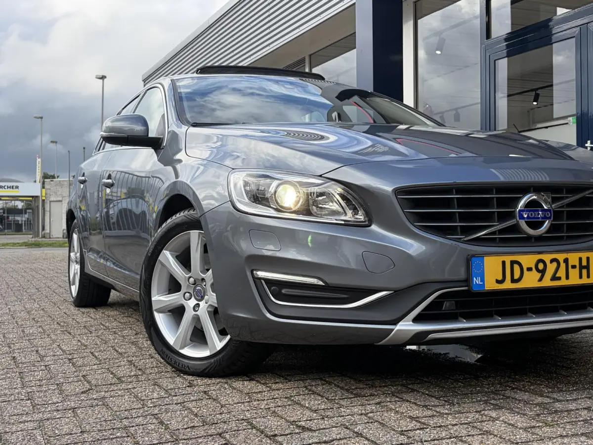 2.0 T4 Nordic+ / Luxury / NL-Auto / Dealer-Onderhouden / Vol-Leder / Schuif-Kanteldak / Standkachel / Xenon / Elektr.-Stoelen met Geheugen / Radio-Bluetooth / Navi / Camera / Stoelverwarming