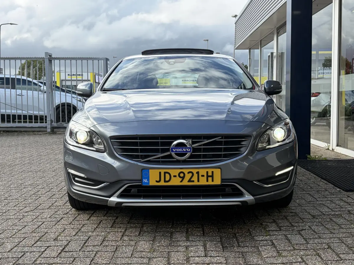 2.0 T4 Nordic+ / Luxury / NL-Auto / Dealer-Onderhouden / Vol-Leder / Schuif-Kanteldak / Standkachel / Xenon / Elektr.-Stoelen met Geheugen / Radio-Bluetooth / Navi / Camera / Stoelverwarming